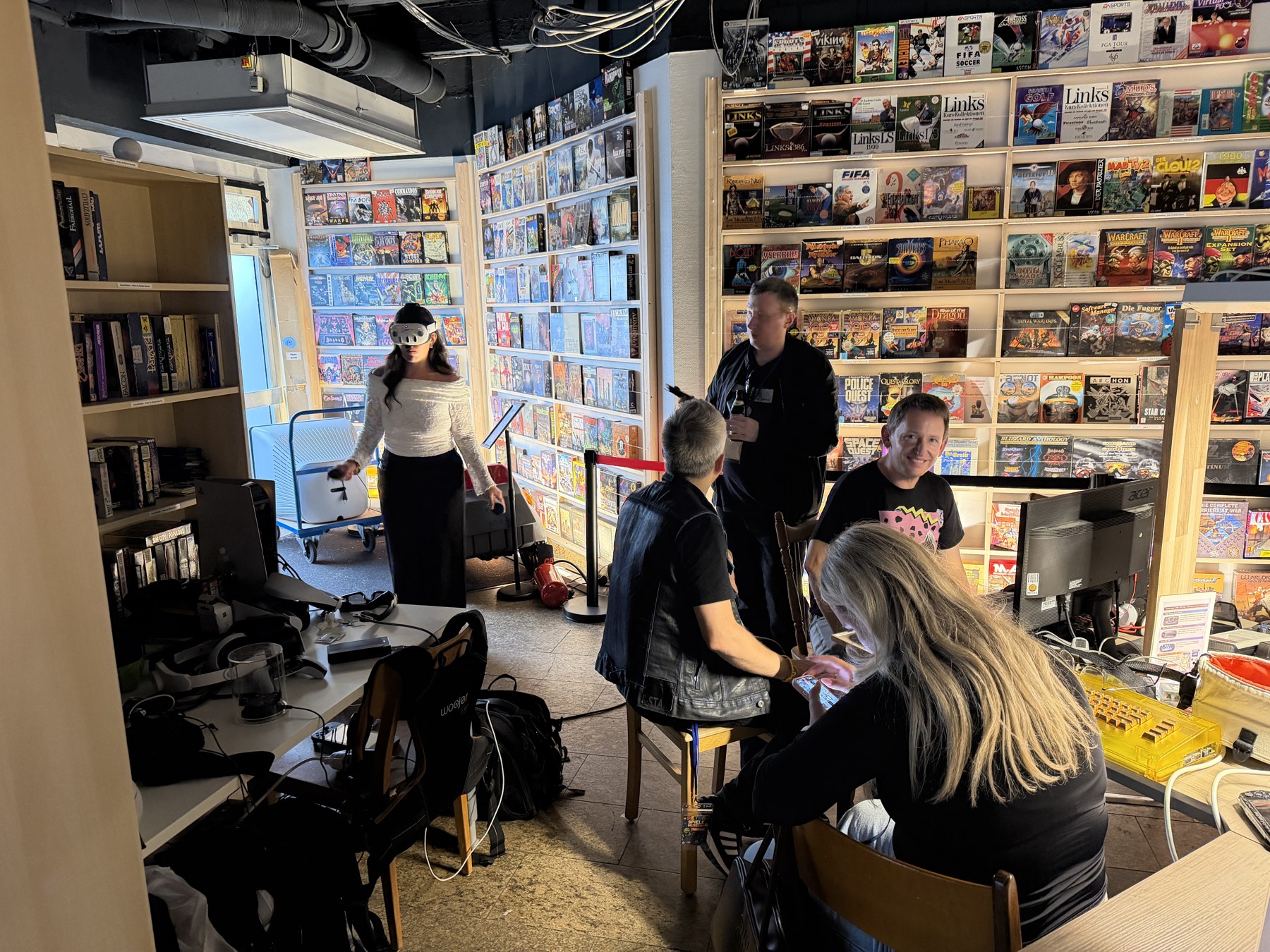 Retrocomputer und Besucher bei einem Treffen